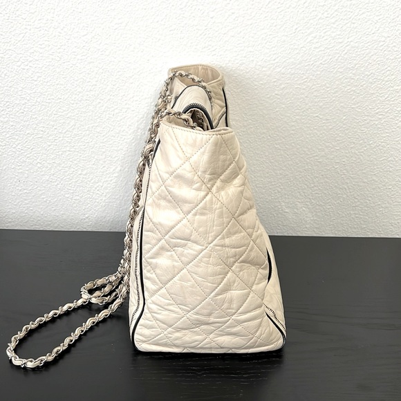 Chanel lambskin 2 way Tote/shoulder bag with insert & COA - Picture 7 of 10